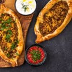 Dana kıyması ve peynirli kalın, kayık şeklindeki hamur