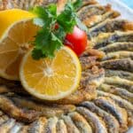 Een traditioneel Turks gerecht van knapperig gebakken, verse ansjovis