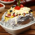 Kumpir, street food turco: una grande patata al forno schiacciata con burro e formaggio