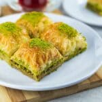 Sobremesa de camadas finas de massa filo, recheada com pistache picado e coberta com calda doce