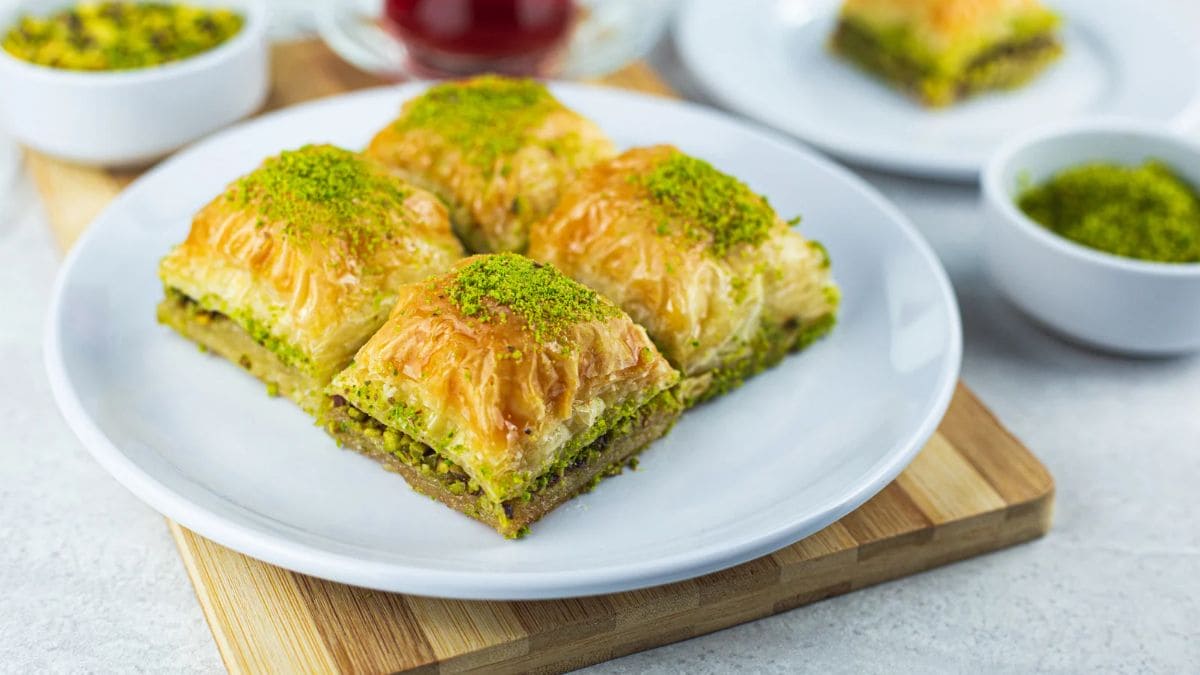 En dessert lavet af tynde lag filodej, fyldt med hakkede pistacie nødder og overhældt med en sød sirup