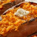 Hel bagt sød kartoffel med creme fraiche, ost, bacon, og hvidløgssmør
