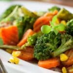 Verduras congeladas asadas con mantequilla y un diente de ajo