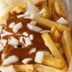 Патьє Оорлог: картопля фрі з теплим арахісовим соусом