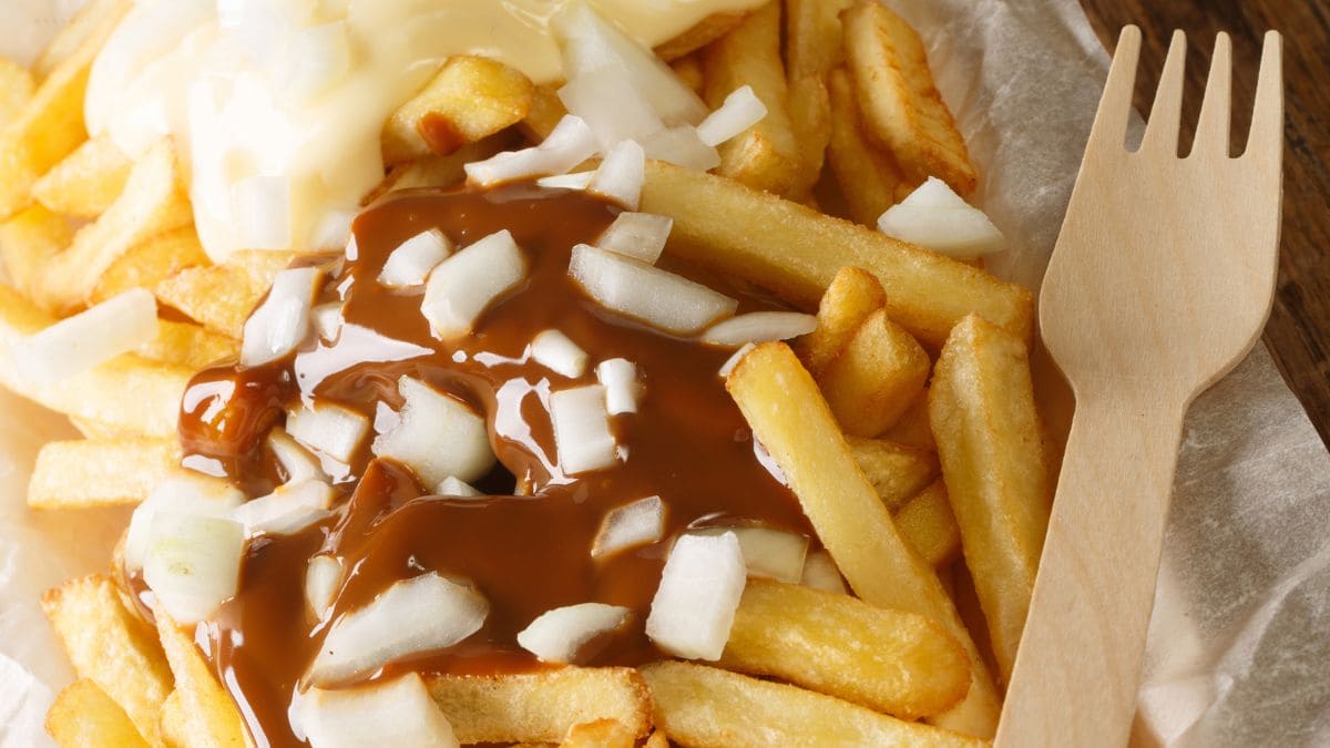 Patatje Oorlog som er et hollandsk fænomen: Fritter toppet med varm peanutsauce, mayonnaise og hakkede rå løg