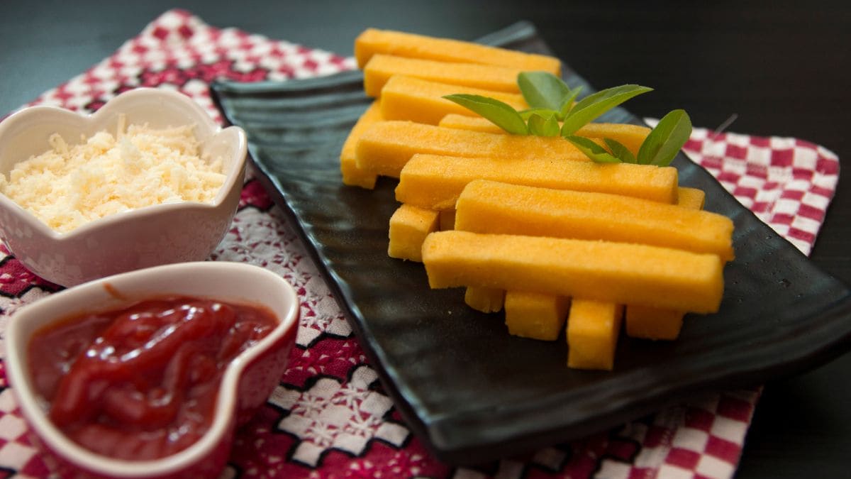 klassisk italiensk friteret majsgrød med en sprød overflade og en blød midte.