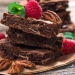 Brownies au chocolat fondants avec noix de pécan grossièrement hachées et sirop foncé