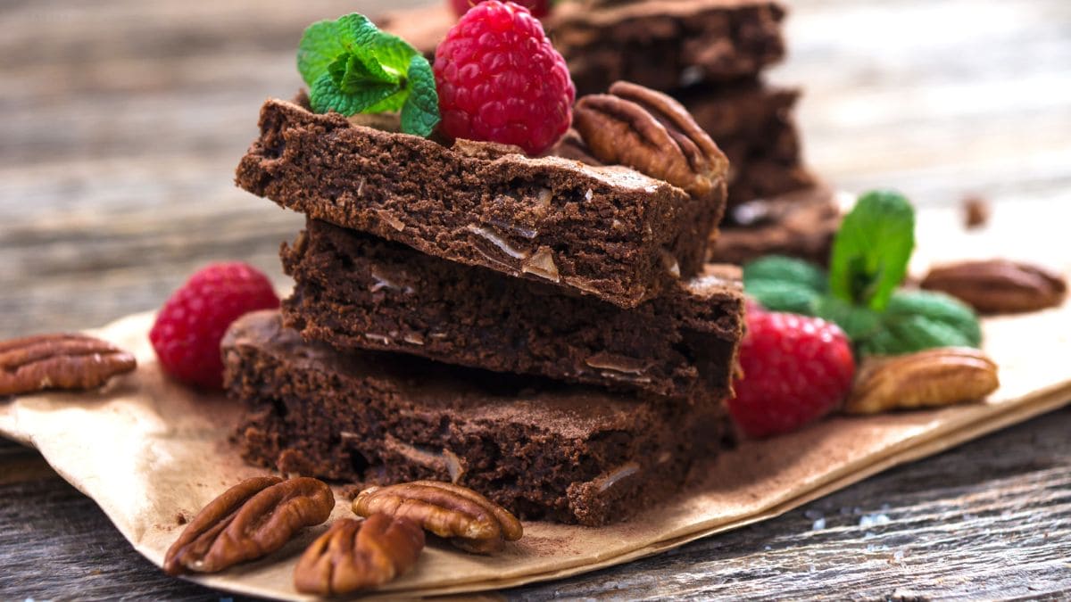 Saftige chokoladebrownies med grovhakkede pekannødder og mørk sirup