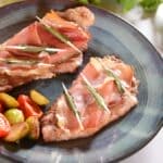 Kalfsvlees dat plat wordt geklopt en omwikkeld met parmaham en salie
