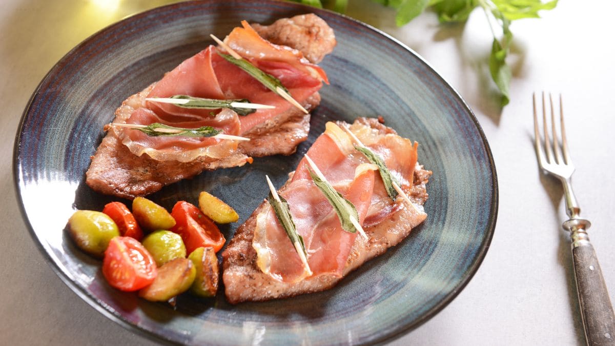 kalvekød, der bankes fladt og pakkes sammen med parmaskinke og salvie omkring