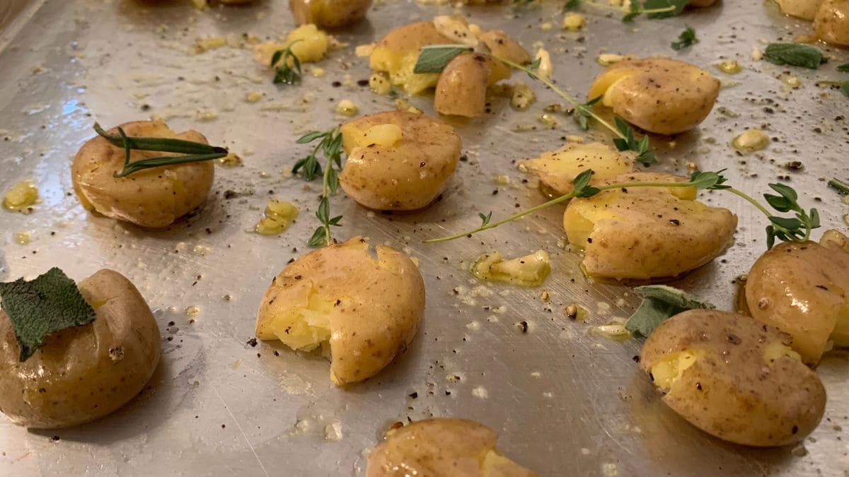 Små klaskede kartofler med olivenolie, hvidløg og salt