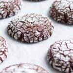 Bløde chokoladecookies, hvor kolde dejkugler rulles i et tykt lag flormelis