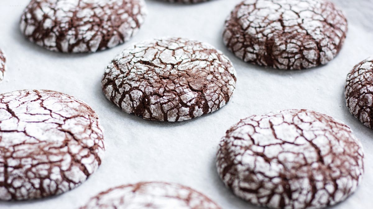 Bløde chokoladecookies, hvor kolde dejkugler rulles i et tykt lag flormelis