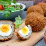 Un œuf dur est enveloppé dans de la farce de porc épicée