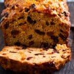 Un pane alla frutta speziato in cui l'uvetta è rimasta in infusione tutta la notte in tè nero forte