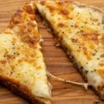 Geroosterd toastbrood met witte cheddar, een scheut Worcestershiresaus en vers gemalen peper