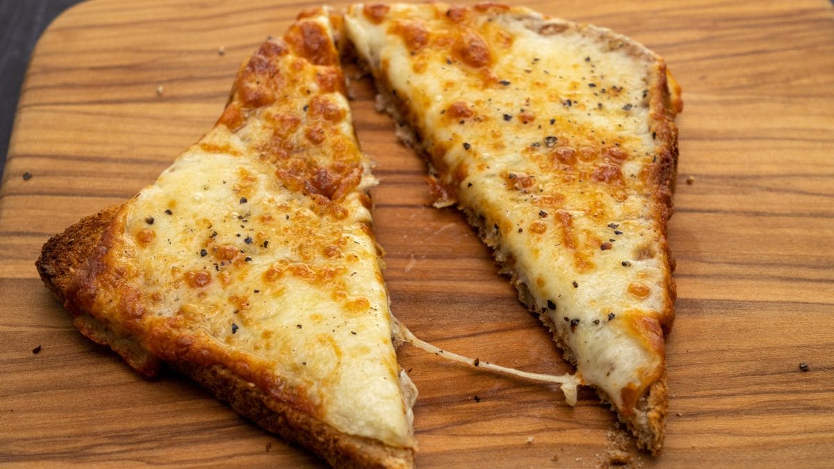 toastbrød ristet med hvid cheddar og et skvæt Worcestershire sauce og friskkværnet peber