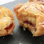 En sprød mørdejsbund muffin smurt med hindbærsyltetøj, fyldt med mandelmasse