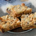 Las Magic Bars, también conocidas como Seven Layer Bars, son un clásico pastel americano que se corta en barras