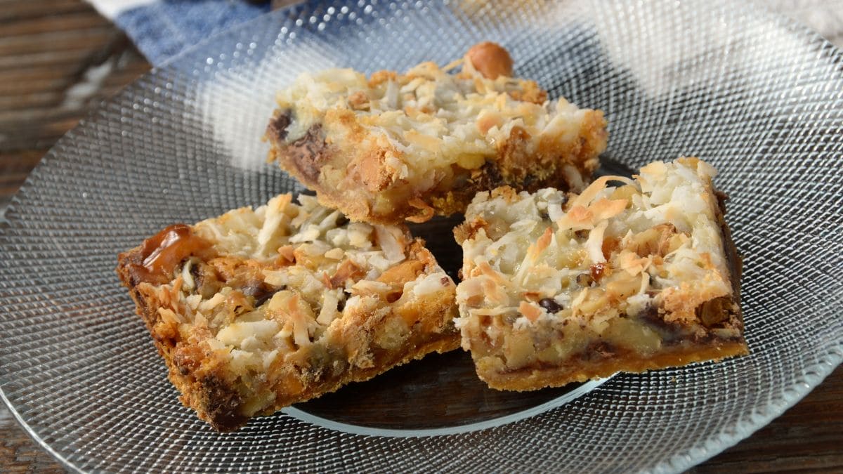 Magic Bars også kendt som Seven Layer Bars, er en klassisk amerikansk skærekage