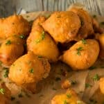 Piccole palline di impasto speziate con farina di mais, cipolla, latticello e un po' di pepe di Caienna