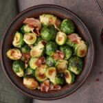 As couves-de-bruxelas são cortadas ao meio e assadas na airfryer com fatias de bacon