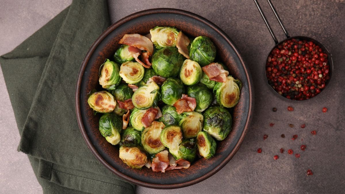 Rosenkål halveres og ristes i airfryeren med bacon i skiver