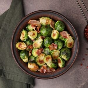 Rosenkål med bacon og ahornsirup bagt i airfryer