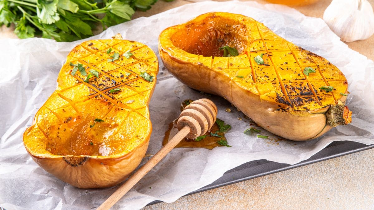 Butternut Squash i halve laves med kanel og ahornsirup.