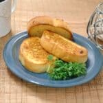 Texas Toast wird zubereitet, indem man Butter auf beide Seiten des Brots streicht