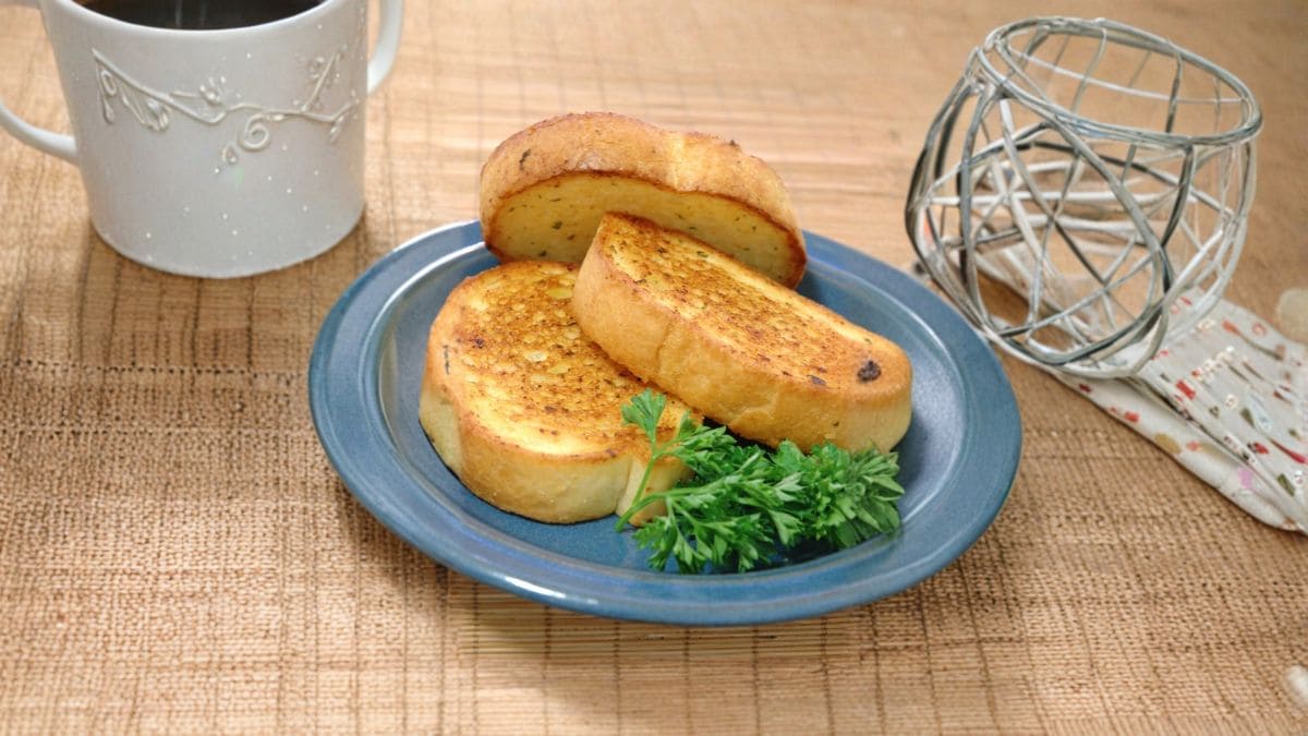 Texas toast tilberedes ved at smøre smør på begge sider af brødet