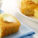 O cornbread é doce e lembra quase um bolo, pois leva tanto milho quanto farinha de trigo