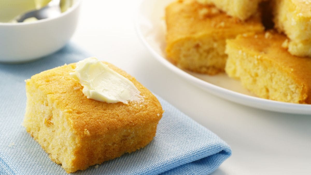 Cornbread kaldet og er sødt, minder næsten om en kage da der bruges både majs og hvedemel