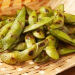 Bagte Edamamebønner chili flager, og hvidløgspulver. Serveres med Citron både og flagesalt