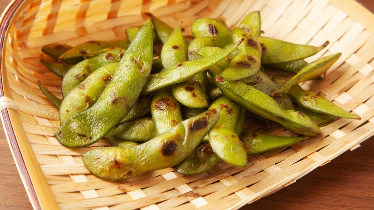Bagte Edamamebønner chili flager, og hvidløgspulver. Serveres med Citron både og flagesalt