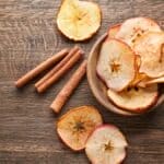 Chips di mela da gustare con zucchero e cannella come decorazione