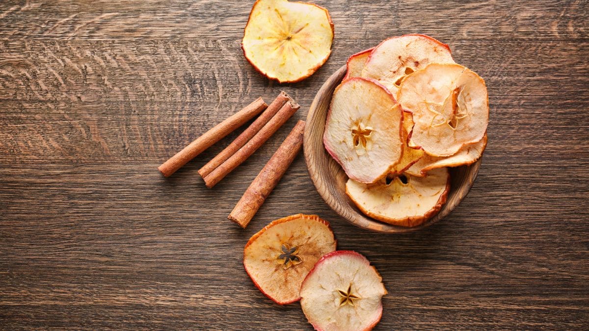 Chips di mela da gustare con zucchero e cannella come decorazione