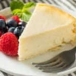 Skyr cheesecake serveret med friske bær