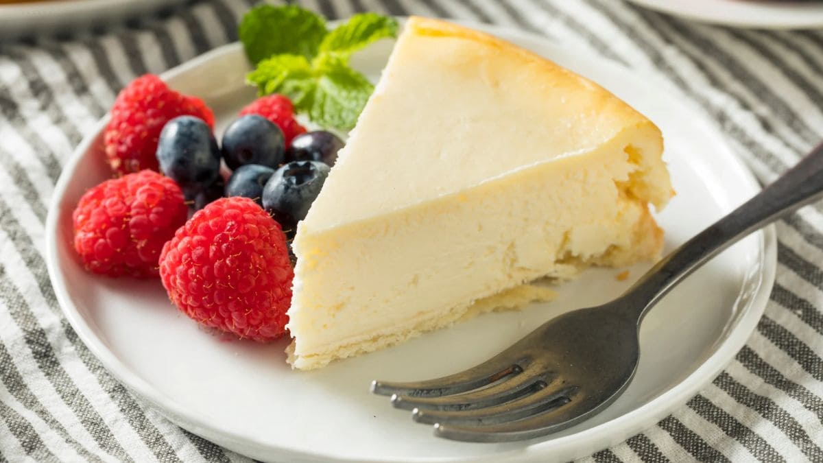 Skyr cheesecake serveret med friske bær