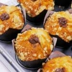 Banankage muffin hvor der laves hul i midten og fyldes Nutella ned i hullet