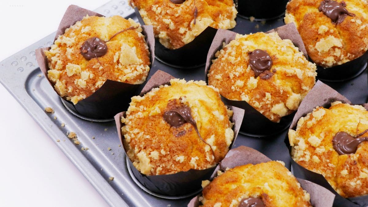 Banankage muffin hvor der laves hul i midten og fyldes Nutella ned i hullet